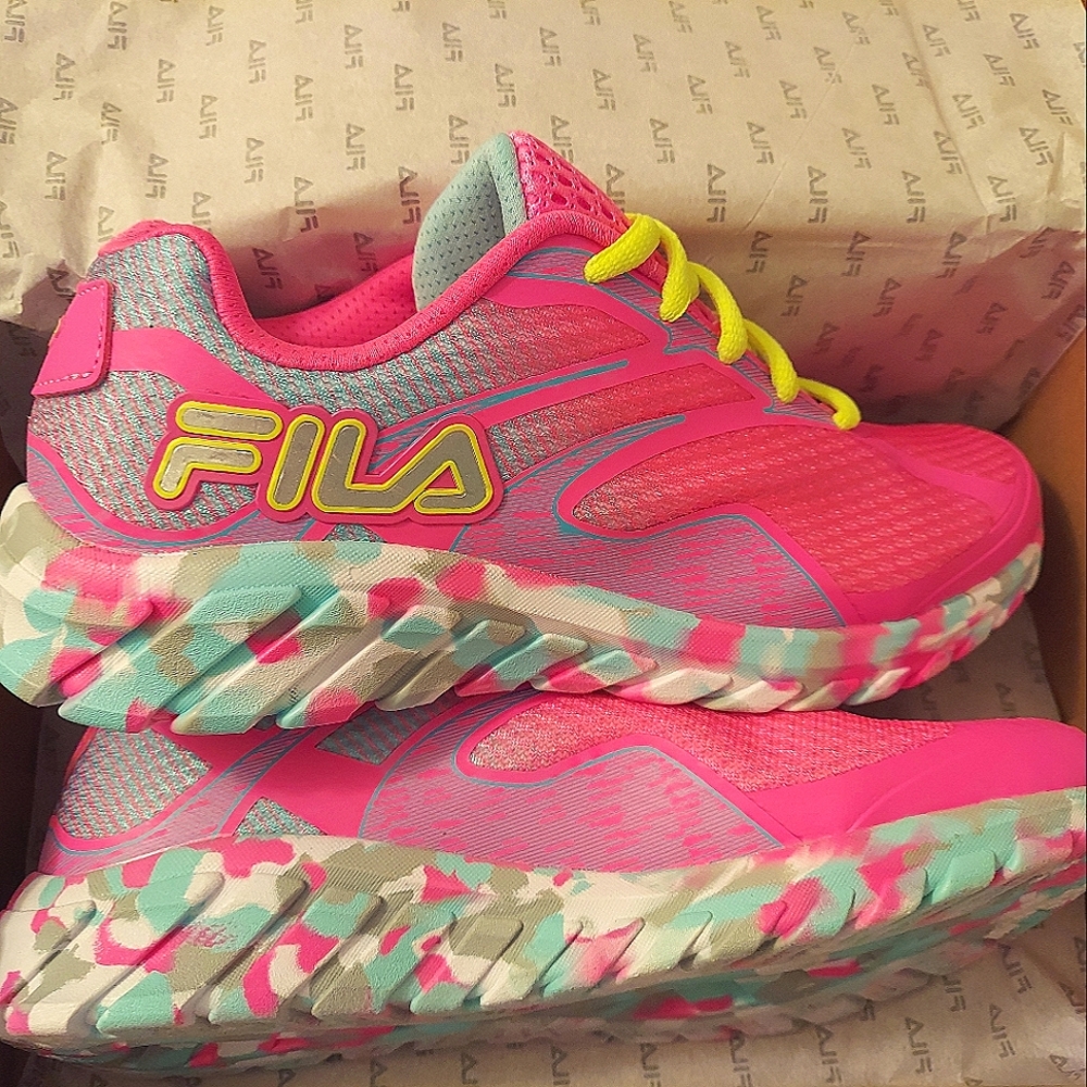 NIB Size 4 Kid's Fila Primeforce 4 Mashup Running Sneakers bright pink